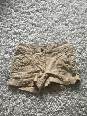 Cargo shorts  - Cargo shorts från HM tror inte de säljs längre. Använt fåtal gånger. Väldigt bra skick, inga defekter. Tryck gärna på köp nu direkt💕