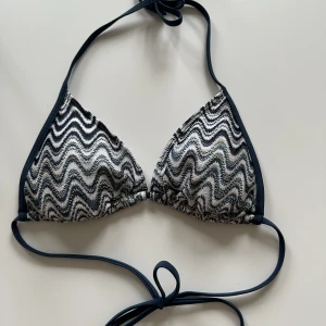 Bikini - Intressekoll på denna supersnygga  missoni liknande bikiniöverdel från hm. Den ser svart ut på bilden men är marinblå. Storlek L men passar även mig som har M i bikiniöverdelar vanligtvis.  Tryck ej på köp direkt skriv privat först💓