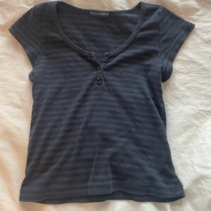 Brandy Melville t-shirt - Säljer denna jättefina t-shirt från Brandy Melville eftersom den aldrig kommer till någon användning. Har använt den en gång så den är som ny!