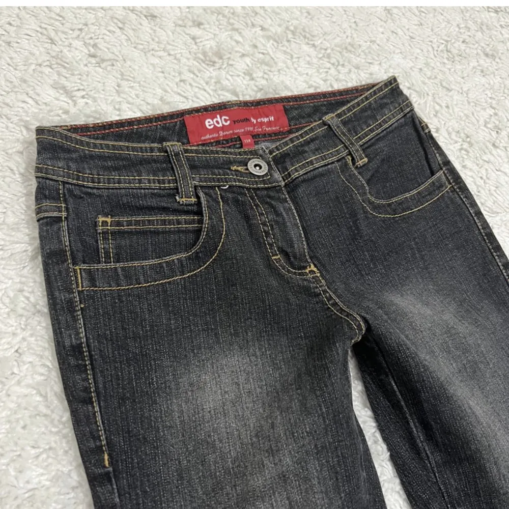 Snygga bootcut jeans i perfekt skick. Köpt här på Plick men de var lite för små för mig. Bilderna är lånade. 💕. Jeans & Byxor.