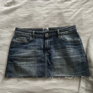 Milla jeanskjol - Jeanskjol från märket milla. 80 cm i midjemått och 30 cm lång!