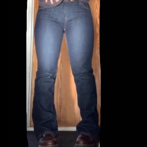 Snygga bootcut jeans!  - Jeans som är köpta från sellpy men som endast är provade av mig!  Storlek 42 men passar även 40, i ett hyfsat stretshigt material och med en lägre midja🌼 De har även roliga detaljer på baksidans fickor🪩 300kr + frakt☺️ (går att diskutera)