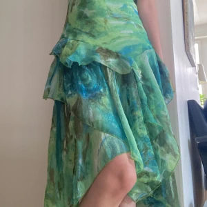 Grön midi klänning - Så söt grön och blå midiklänning från Miss Swan, jag köpte den från humana.