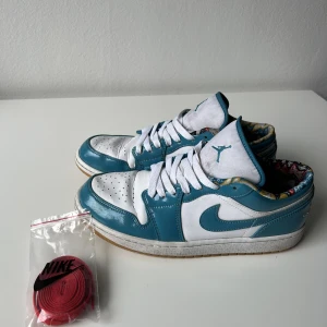 Air Jordan 1 Barcelona - Säljer Jordan 1 Barcelona i storlek 44. Kommer med paket av röda snören. Bra skick!