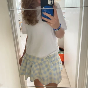 Gullig kjol!! - Super mysig och unik kjol från hm! Fina pastellfärger med jätte najs volang! Säljer pga av ont om plats i garderob! Bra skick! 