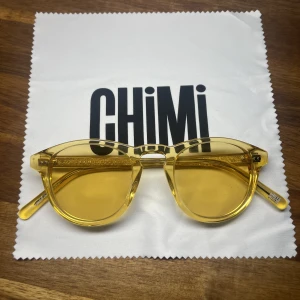 CHIMI 01 LIGHT YELLOW - Säljer mina Chimi 01 Light Yellow som knappt är använda. Fodral (case och påse) & putsduk följer med. 