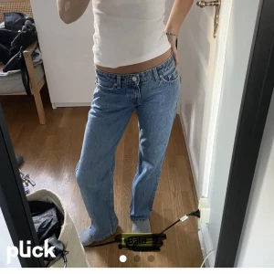 Weekday jeans arrow low - Jättesnygga weekday jeans köpta på Plick som tyvärr va för små. Bilderna är lånade av den tidigare säljaren på Plick. Jättebra skick!🩷🩷