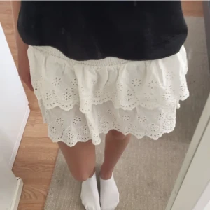 Vit volangkjol  - Säljer min så somriga volangkjol då den inte kommer till användning! Den passar allt från xs till L så den är stretchig!