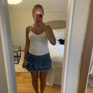 Jeanskjol  - Superfin jeanskjol med volanger. Fråga inte om fler bilder. Tryck gärna på köp nu!!💕