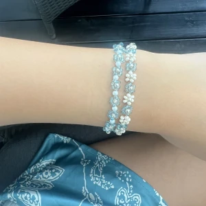 Pärlarmband med blommor - Säljer dessa supersöta pärlarmband med blommor!! Armbanden kostar 40 kr/st+15 kr frakt. Vid köp av båda kostar det 70 kr+15kr frakt🤍