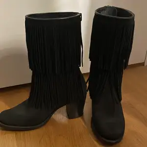 Svarta stövlar från Primeboots i mocka💕som jag använt en gång så dom luktar fortfarande ”Ny sko” klacken är 7,5cm och skon är 28cm hög