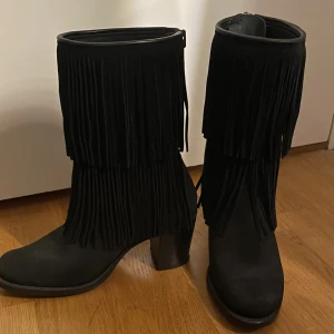Svarta stövlar från Primeboots  - Svarta stövlar från Primeboots i mocka💕som jag använt en gång så dom luktar fortfarande ”Ny sko” klacken är 7,5cm och skon är 28cm hög