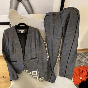 Kostymset - Kostymset från h&m strl 36 i fint skick
