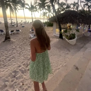 Klänning - Intressekoll på denna jättefina klänning. Endast använd en gång (den på bilden) och är som helt ny. Köpt för cirka 2 år sedan på zara och finns inte längre att köpa ☀️