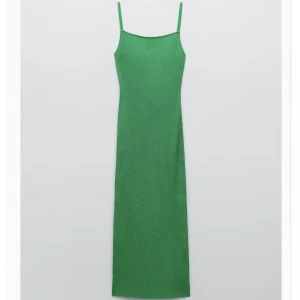  Glittrig stickad klänning med öppen rygg från Zara - Oanvänd, med prislappen kvar Storlek S 