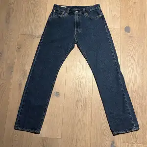 Ett par helt oanvända Levi’s 551z jeans i färgen mörkblå. Nypris på jeansen är 1300 kr på zalando. Pris kan diskuteras.