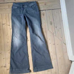 Lågmidjade jeans - Så snygga lågmidjade bootcutjeans från 7 for all mankind! Unik gråblå tvätt och coola fickor. Bra skick. Storleken är som en M med långa ben, skriv för mått & bilder💞 Kolla in min profil för massor av andra jeans!