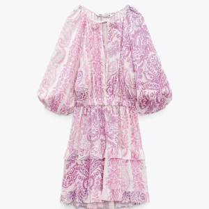 Rosa Zara klänning - Säljer denna supersöt zara klänning i storlek XS, aldrig använd och prislappen kvar🙌🏼🙌🏼