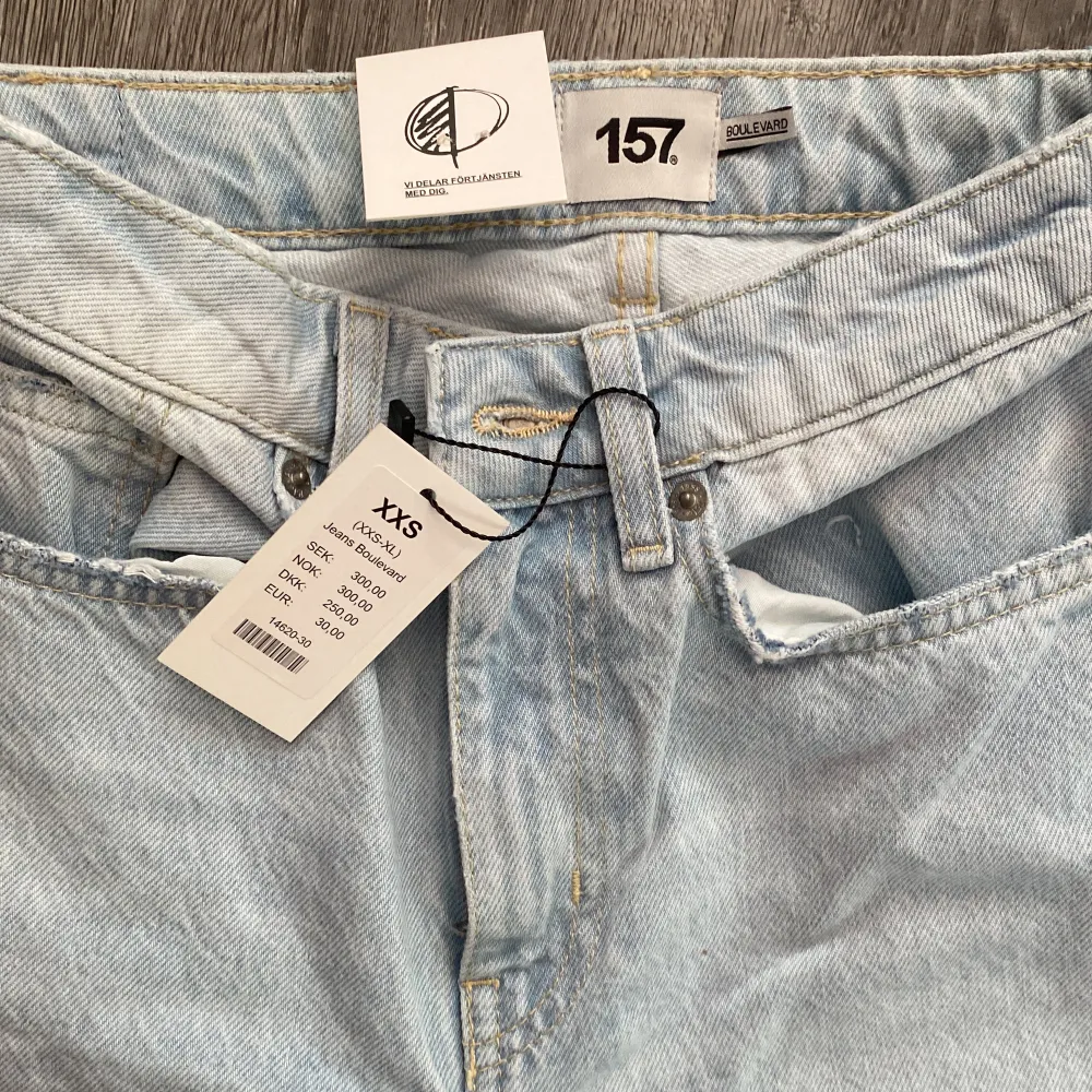 Köpta för några månader sen men aldrig använda då dom va för stora  Köpta för 300 men säljer för 200+ frakt . Jeans & Byxor.