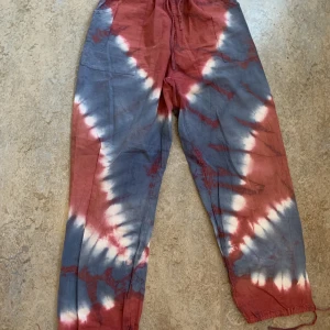 Färgglada byxor!❤️ - Ett par jättefina och färgglada byxor som passar väldigt bra och är super fina!😄