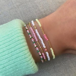 Pärlarmband  - Vill du inte ha färgerna på bilden så går det bra att önska fritt, har alla möjliga färger💐 35kr/st💗