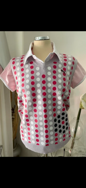 Puma sport väst golf  - Lavendel Med rosa/vita prickar Finns L och  XS Ny med prislappen kvar 