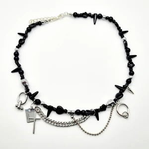 Handgjort halsband  - Material-Mimeral Hematit, glas,  rostfritt stål zinklegeringar. Nickel fri. Längd: 19cm och 5cm lång förlängninskedja för justering. 180kr