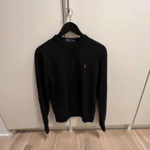 Polo Ralph Lauren Tröja - Herrmodell storlek XS. Passar mig som är mellan S/M dam. I stort sett oanvänd. Bra och fin tröja att slänga över axlarna