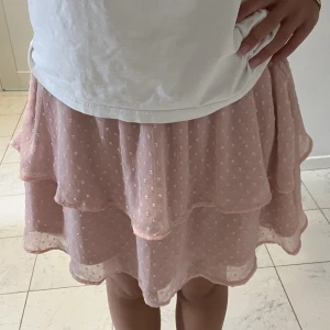 Rosa kjol - Så söt rosa volangkjol från H&M i storlek M💞