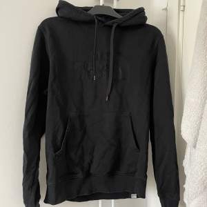 Säljer min svarta the north face hoodie från herravdelningen i storlek M. Den är i bra skick utan skador.