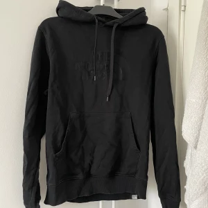 The north face hoodie  - Säljer min svarta the north face hoodie från herravdelningen i storlek M. Den är i bra skick utan skador.
