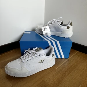 Adidas NY 90 - Aldrig använda. Storlek 40 i herr storlek. Hör av dig vid eventuella prisförslag.