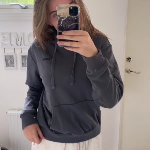 hoodie - grå hoodie från h&m. aldirg använd. ordinarie pris 199kr och jag säljer för 55kr. pris går att diskuteras.