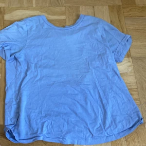 Blå t shirt  - Blå t shirt, från vero Moda! Super fin jätte gullig andvändig en gång på skolavslutningen 