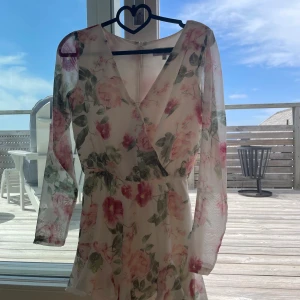 Somrig jumpsuit - En jumpsuit i fint skick från Dry lake i strl xs. 