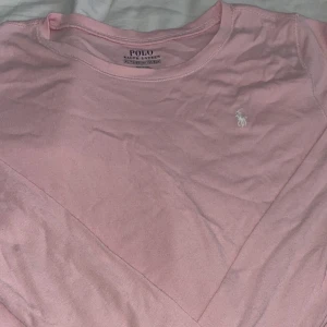 Ralph lauren - Polo Ralph Lauren långärmad tröja i färgen ljusrosa med ett vitt Polo märke på bröstet. Köpte denna på kidsbrandstore i storlek XL(16) 160. Köparen står för frakten💖💖