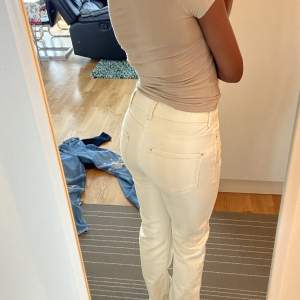 Zara jeans topp skick! Aldrig riktigt använda utan bara påprovade.  Superskönt och fina! Säljer eftersom jag köpt ett annat par.  Är i storlek 38💕 