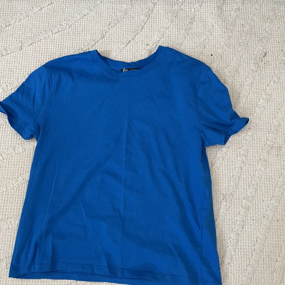 Fin blå T-shirt från zara. Aldrig använd❤️hör av er vid fler frågor eller bilder . T-shirts.