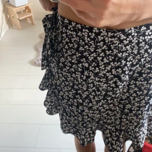 Kjol - En fin svart kjol med vita klöver på! Den har snöre slm sitter fast på kjolen och en dragkedja på sidan. Säljer pga för stor💓