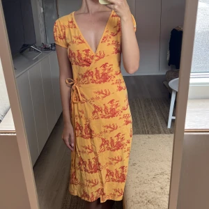 Omlottklänning i bomull - Så fin och skön omlottklänning i bomull från Lollopard! Endast använd ett fåtal gånger, i nyskick 🧡 Storlek S. 