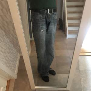Ett par riktigt snygga gråa jeans jag thriftade i Amsterdam förra sommaren. Skicket är bra förutom att de är något slitna längst ner vid hälarna. Är osäker på storlek men sitter bra på mig som är 185 men på gränsen att va för små i längd. 