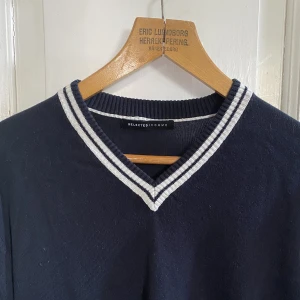 Tröja - Svart/mörkmörkblå tröja med cool krage, skriv för fler frågor!