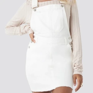 Hängslekjol NA-KD - Jeans hängslekjol från NA-KD, storlek 38. Knappt använd! 