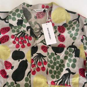 Underbar sommarskjorta från Marimekko! 🍓☀️Passar både dig med storlek S och XS. 