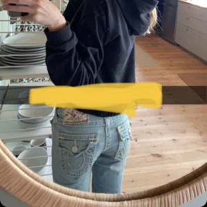 True religion jeans  - Ljusblåa jeans från true religion. Köpta för 1100. Säljer pga dem är lite långa för mig. Dem är omsydda till bootcut där nere på benen. Skriv för fler bilder eller om ni vill se hur dem är sydda. ”Urtvättad” model . Pris kan diskuteras 