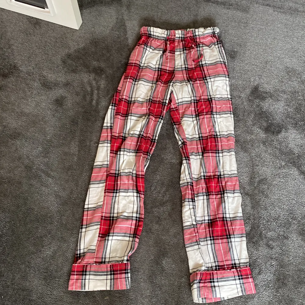 Pyjamasbyxor som är rutiga från Gina tricot. Använda ganska många gånger💕de är i storlek XXS så är för korta i benen på mig.. Jeans & Byxor.