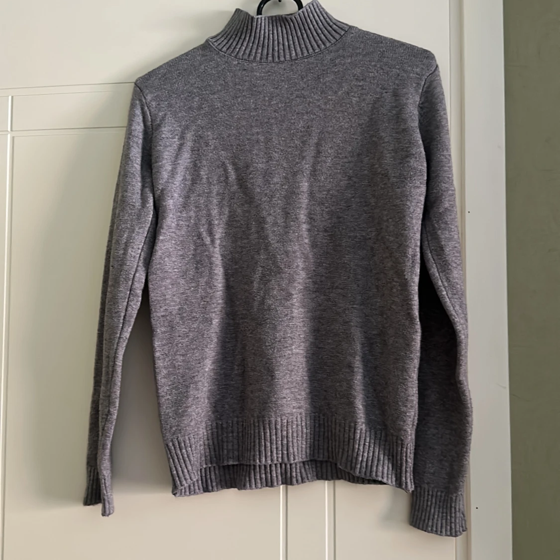 Grå stickad tröja med polo