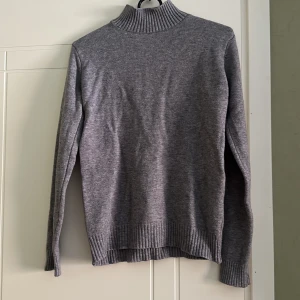 Grå stickad tröja med polo - Säljer denna stickade polotröja som jag använt vid fåtal tillfällen. Är i fint skick och kliar inte eller något sådant. Skön att ha på sig. 