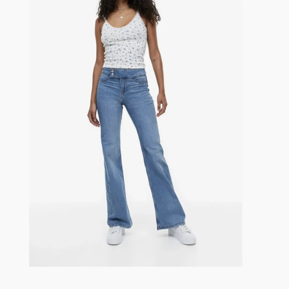 Lågmidjade bootcut jeans från H&M 💙. Jeans & Byxor.