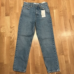Jeans från Zara  - Säljer dessa ”high-rise ankle length” som jag aldrig använt. Fick som en present men passade inte min storlek. Lappen sitter fortfarande kvar och är i fint skick!